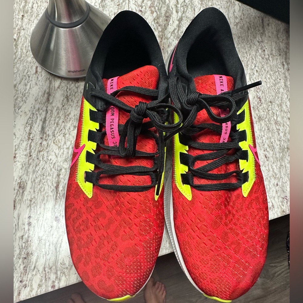 Tennis shoes